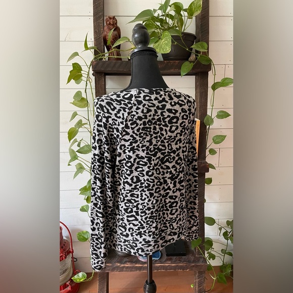 Emily Daniel’s: Gray and Black Leopard Print Lightweight Sweater - Picture 5 of 17